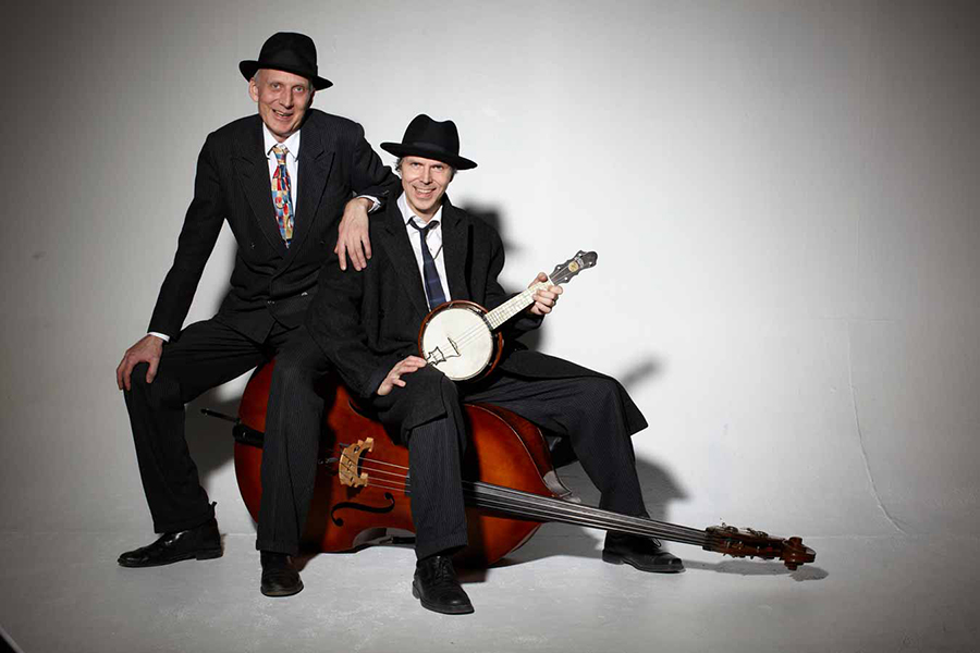 Bröderna Bågart, två musiker sittande med banjo och basfiol