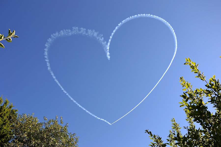 Ett flygplan som format ett hjärta på himlen