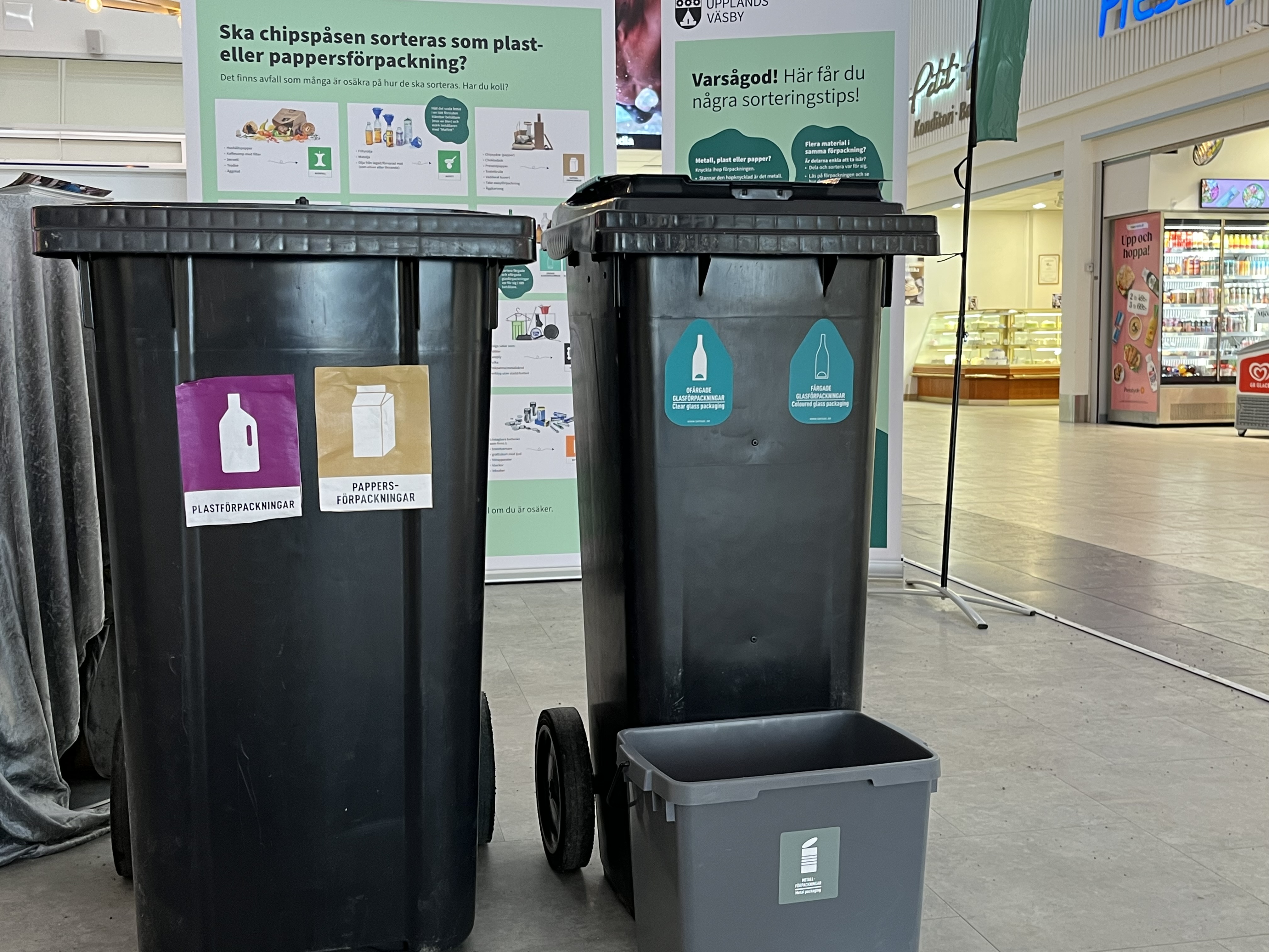 En kvinna står lutad mot förpackningskärl.