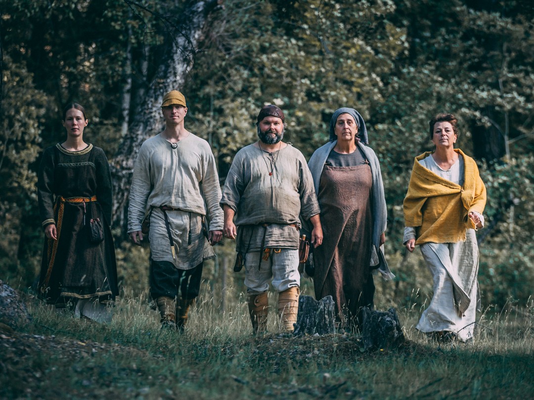 Fem personer med vikingakläder.