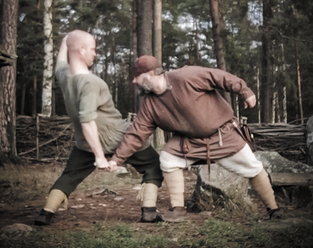 Två män med vikingakläder som leker.