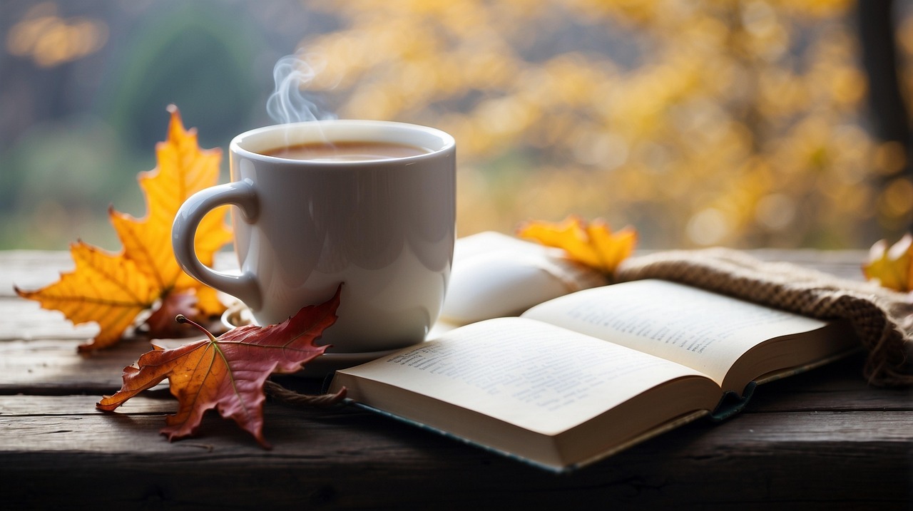 En bok, en kaffekopp och några löv.
