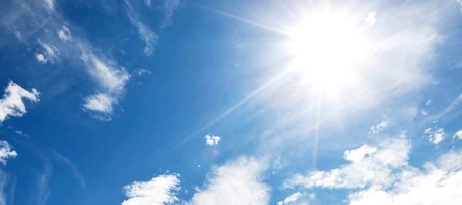 Blå himmel och solen som strålar.