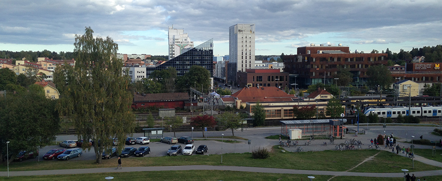 En bild över statsmiljön kring Väsby station. I bakgrunden syns Pyramiden och Messingen. 