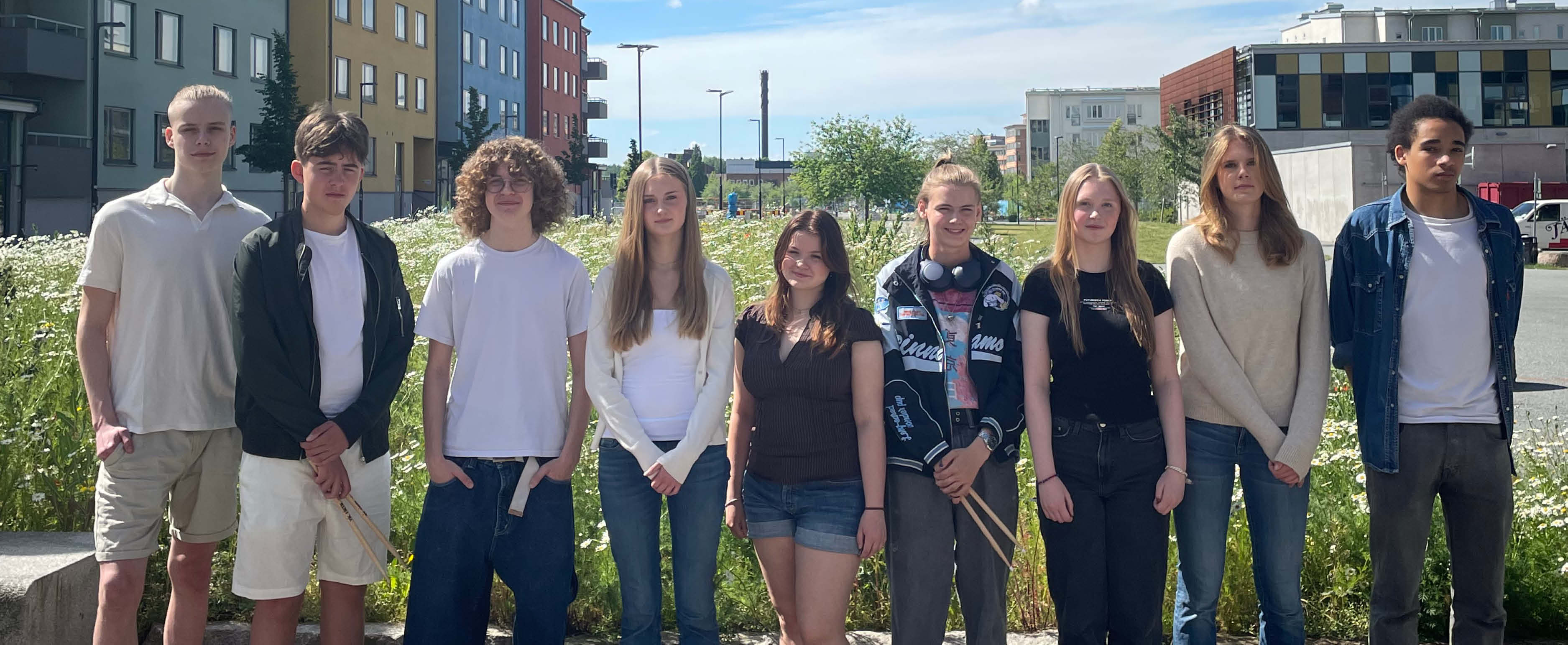 Elever från kulturskolan framför Eds allé.