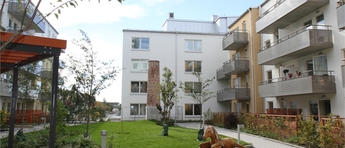 Innergård på Upplysningens väg 9 - 11. På bilden syns även lägenheterna som har stora balkonger.