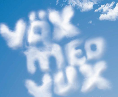 Himmel med moln som formar orden "Väx med vux"
