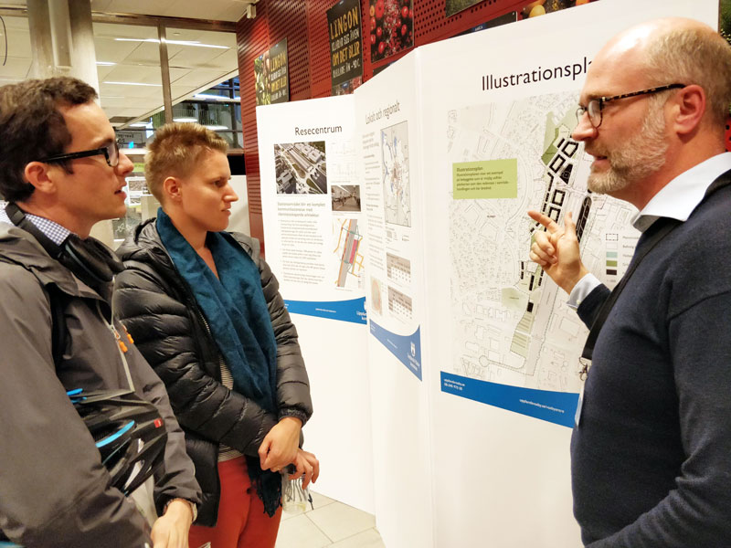 Besökare på öppet hus i Messingen diskuterar planerna med kommunens representant Peter von Reedtz.