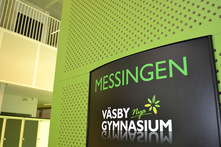 Skylt inifrån Messingen med texten Väsby Nya Gymnasium.