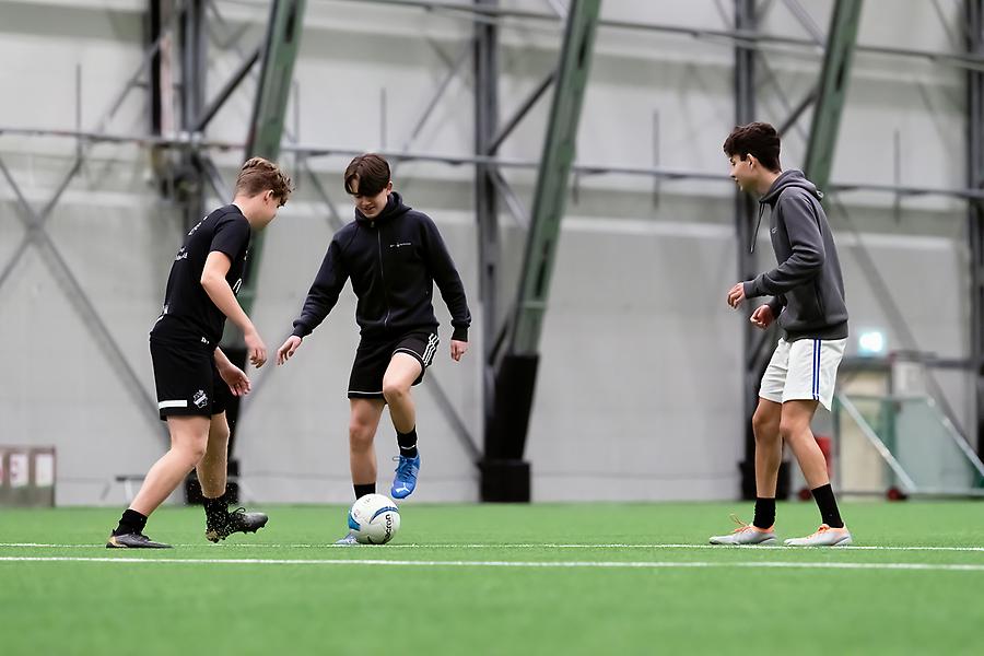 Glada fotbollselever från BSK som spelar match.