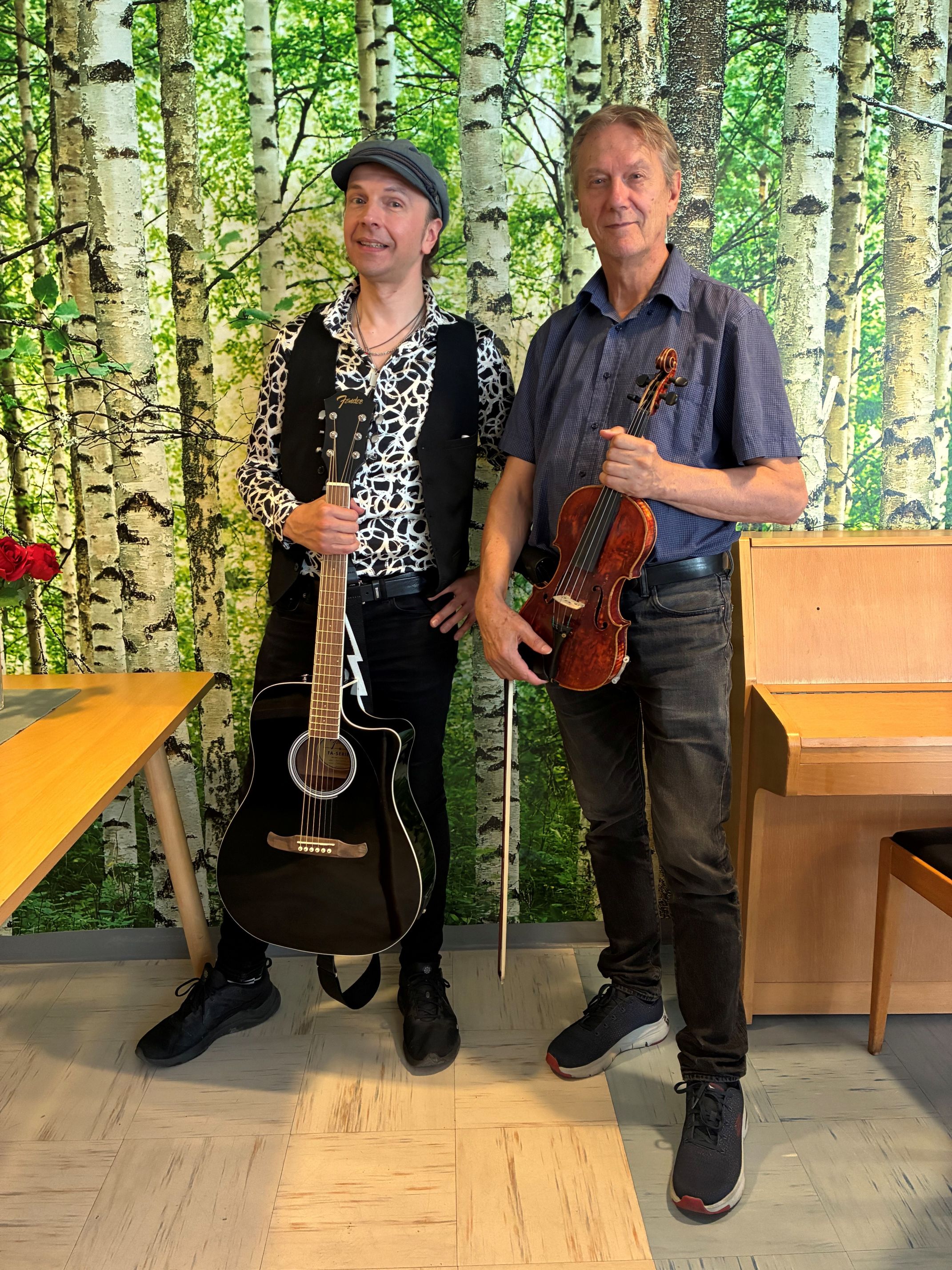 Två män med varsitt instrument.