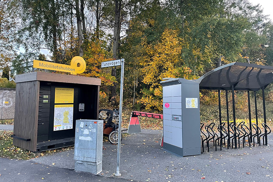 Mobilitetshubb längs Tunavägen. På platsen finns parkeringsställ för elsparkscyklar. Här finns också boxar för paketutlämning.