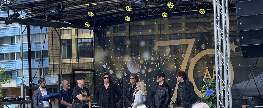 Oskar Weinmar, Roland Strom, Josefine Sundström och bandmedlemmarna i Europe står på en scen och i bakgrunden syns kommunens logotyp.
