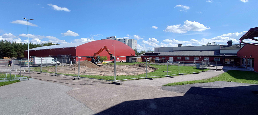 På bild syns arbetsområdet i Vilundaparken med staket runt.