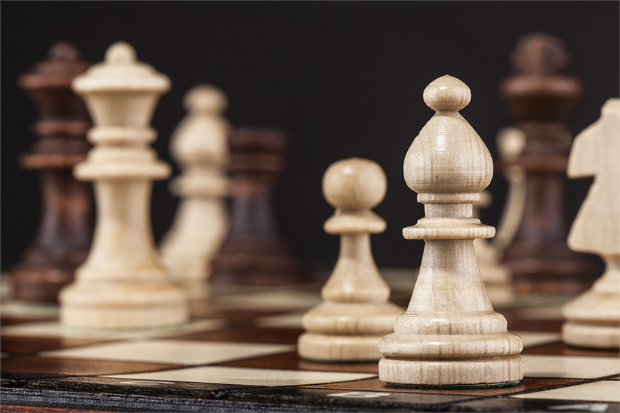 Svarta och vita schackpjäser på ett schackbräde