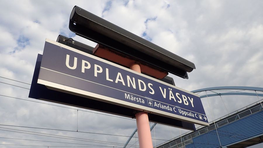 Bild på skylt "Upplands Väsby" vid stationen