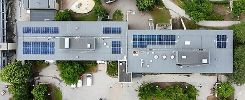 Solceller på taket på Väsby skola.