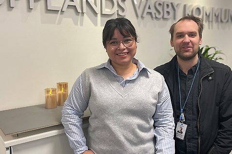 Björn Karlsson och Cintya Calles Soriano som är digitala hemguider i kommunen.