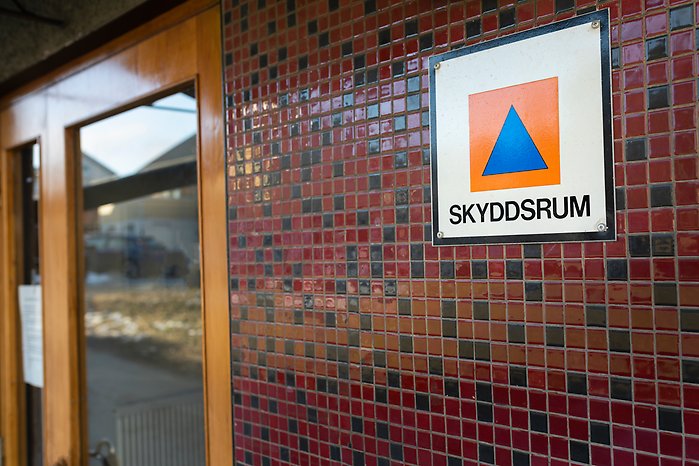 En skylt där det står "Skyddsrum" som sitter på en vägg.