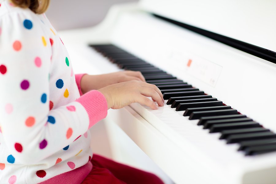 Ett barn spelar piano