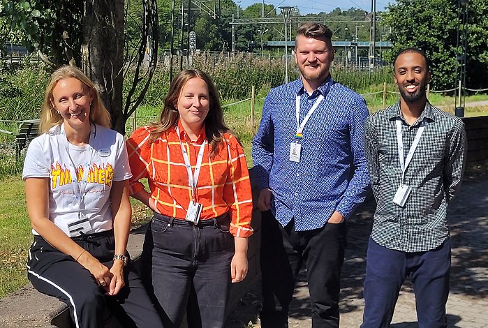 På bilden står det fyra personer och de jobbar som ungdomscoacher på kommunen. Från vänster håll står Jessica, Amanda, Mircea och Mohamed.