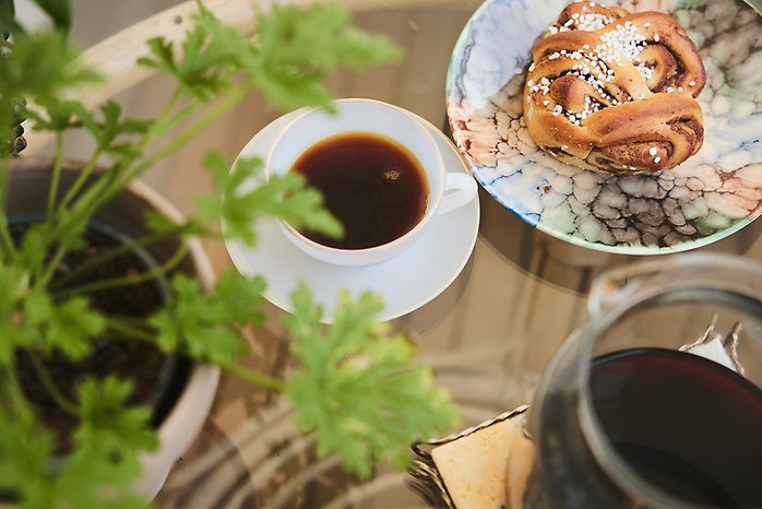 Kaffekopp med kanelbulle.