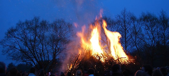 Valborgseld mot en blå himmel