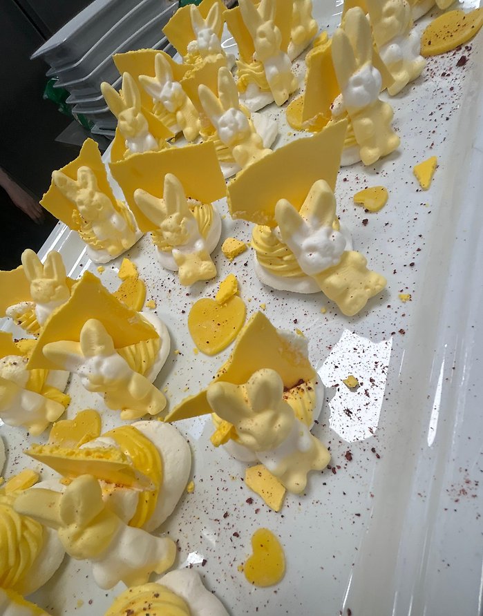 Dessert med gula påskharar.