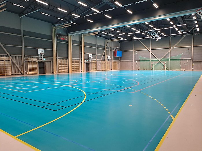 Sporthall med blått golv.