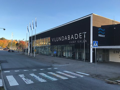 Exteriör bild av Vilundabadets entrésida.