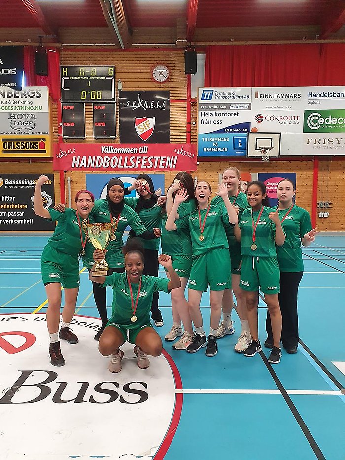 Elever efter vinst som lyfter pokal