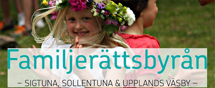 Glad flicka med blommor i håret