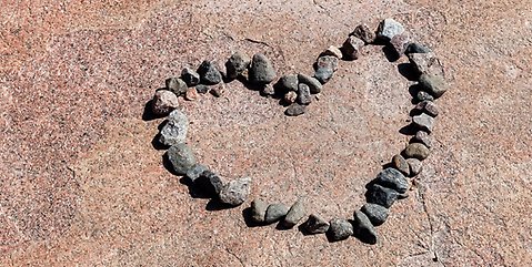 Ett hjärta format av stenar på en klipphäll.