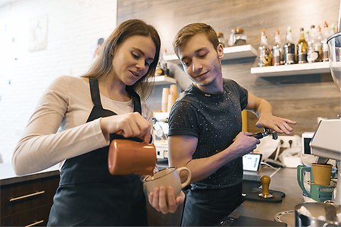 Två ungdomar jobbar i ett kafé.