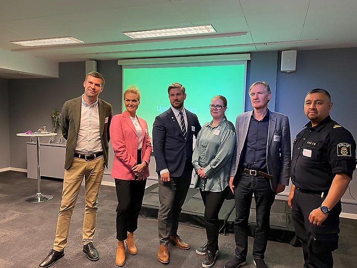 En grupp av personer poserar vid bildtagning.