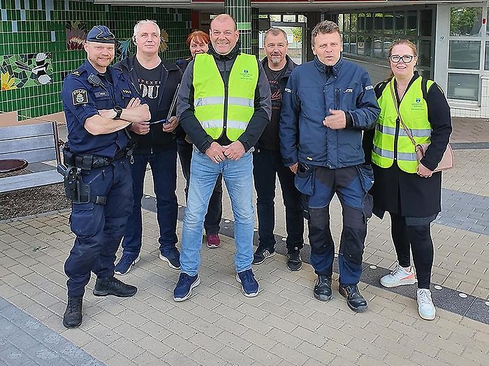 Sju personer poserar på bild.