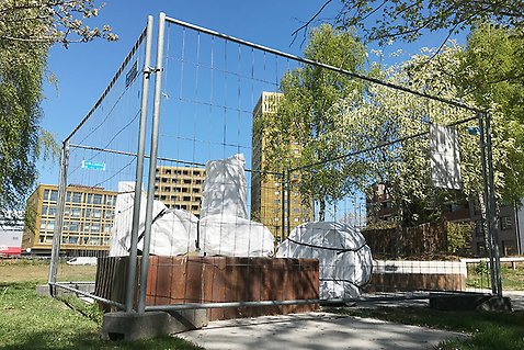 Konstverket som står övertäckt i Blå Parken och omgärdas av byggstängsel fram till invigningsdagen på lördag.