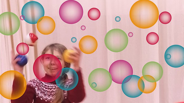 Flicka som jonglerar, omgiven av färgglada bubblor