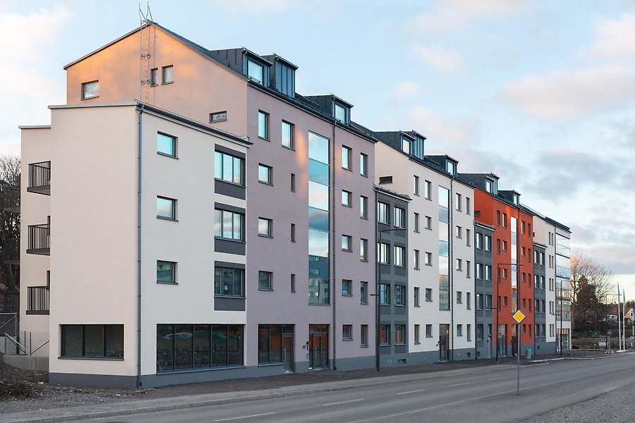 Bild på flerfamiljshus med 5-6 våningar på Dragonvägen.