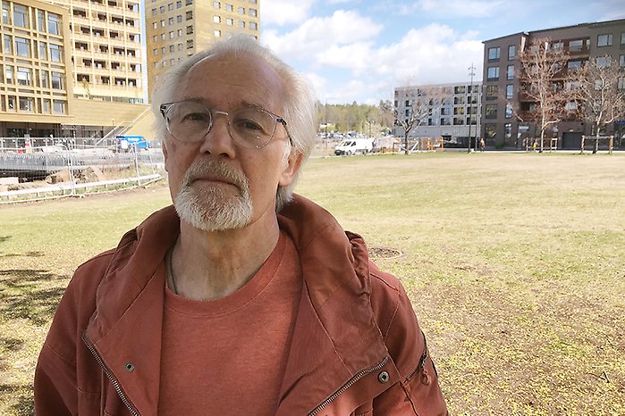 Anders Skarin framför Husen vid Blå Parken i Upplands Väsby