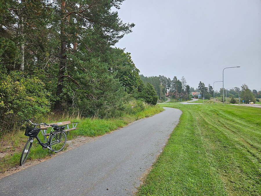 Gång- och cykelbana utmed Sandavägen.