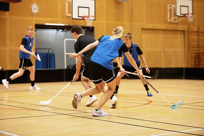 Elever som spelar innebandy