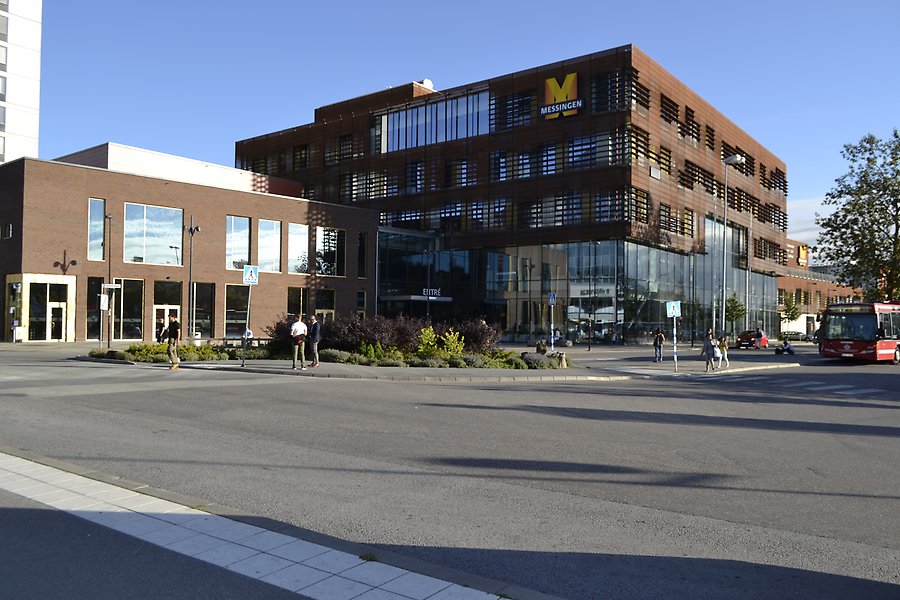 Fotografi på byggnaden Messingen där Väsby Nya Gymnasium ligger